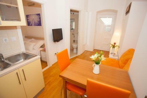 Summer Lounge Apartments