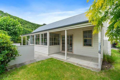Gold Rush Cottage - Arrowtown Holiday Home
