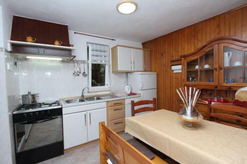 Hostal Rooms And Apartment Pina