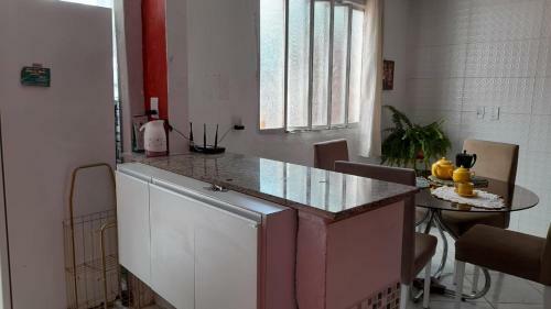 Bela Casa Localizada A 100 Metros Da Praia E Rio.