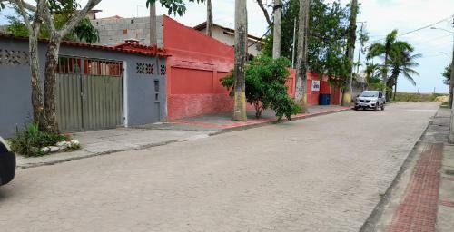 Bela Casa Localizada A 100 Metros Da Praia E Rio.