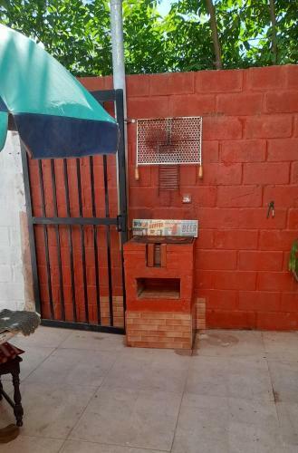 Bela Casa Localizada A 100 Metros Da Praia E Rio.