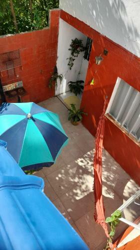 Bela Casa Localizada A 100 Metros Da Praia E Rio.