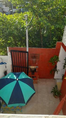 Bela Casa Localizada A 100 Metros Da Praia E Rio.