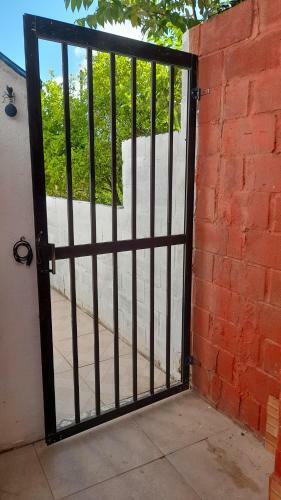 Bela Casa Localizada A 100 Metros Da Praia E Rio.