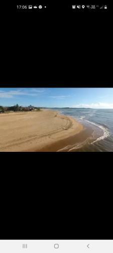 Bela Casa Localizada A 100 Metros Da Praia E Rio.