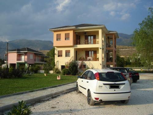 Hostal Orama Rooms