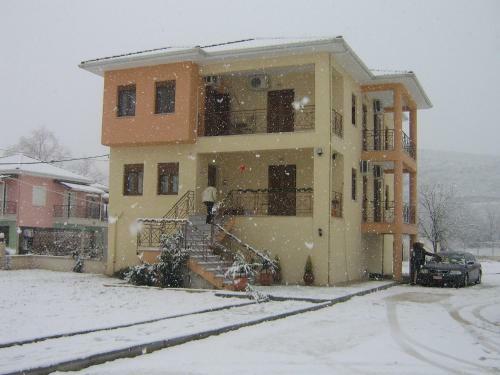 Hostal Orama Rooms