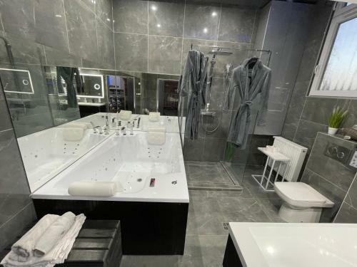 Citi Center Hostel Lux With Sauna & Jacuzzi Room