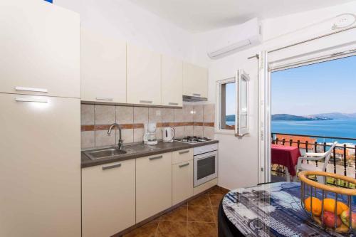 Apartments In Okrug Gornji 26579