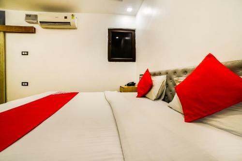 Bed & Breakfast Vaccinated Staff- Oyo Flagship 70121 Savera Inn