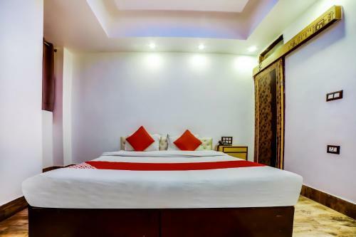 Bed & Breakfast Vaccinated Staff- Oyo Flagship 70121 Savera Inn