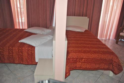 Hostal Chrisi Akti
