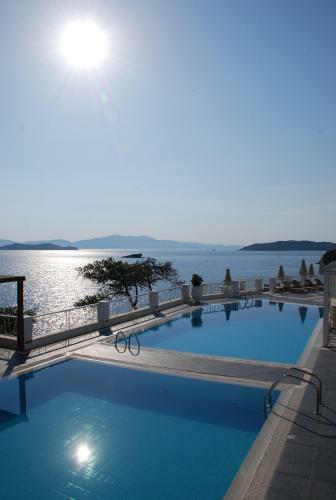 Cape Kanapitsa Hotel & Suites