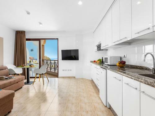 422 Beautiful Los Cristianos Apartment With Pool
