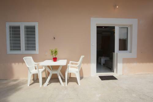 Lara Apartments