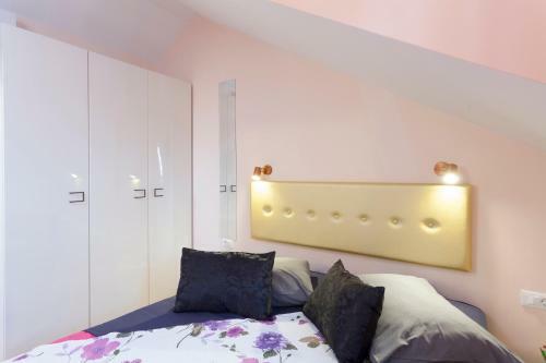 Apartments Marhela Jakov