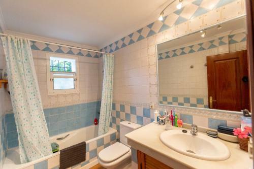 Bonito Chalet En La Cala Con Gran Jard�n Privado