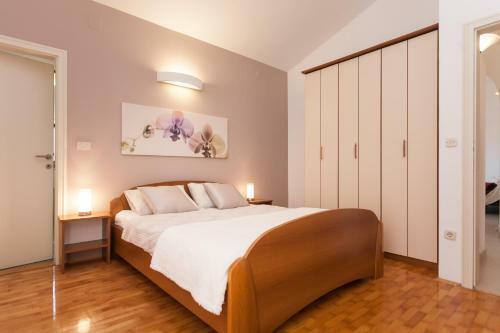 Hostal Apartments Alice