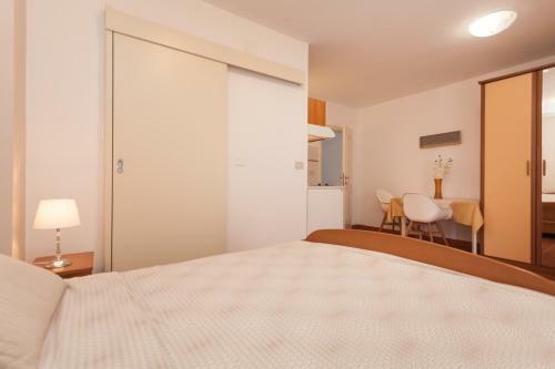 Hostal Apartments Alice