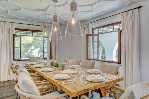 Ultimate 5 Bedroom Villa With Beach Access, Mallorca Villa 1024