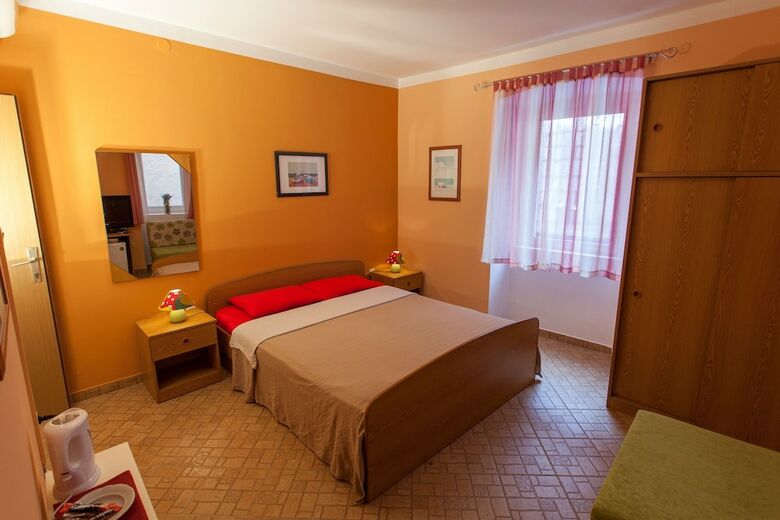 Hostal Guest House Floreus Cres