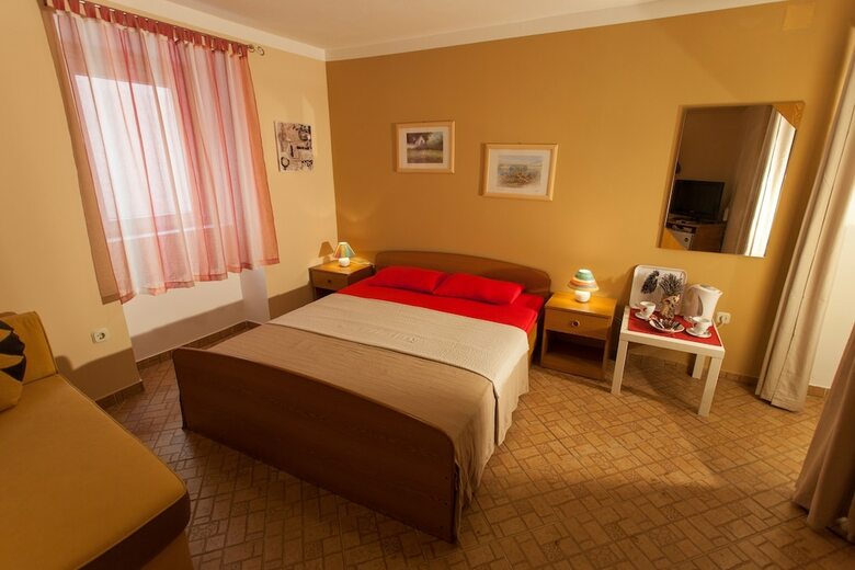 Hostal Guest House Floreus Cres