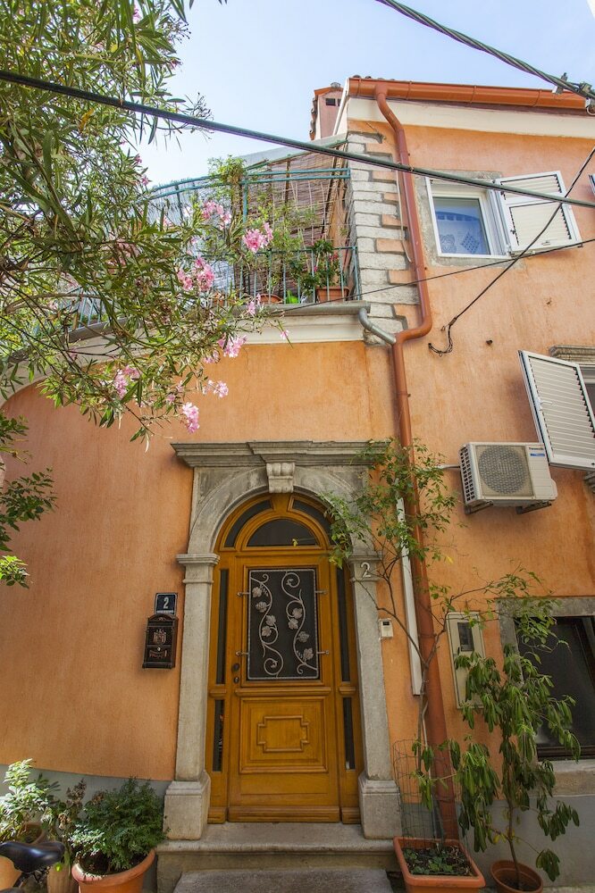 Hostal Guest House Floreus Cres