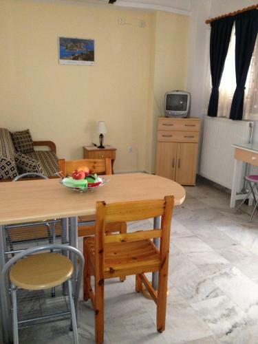 Makis Studios & Apartments