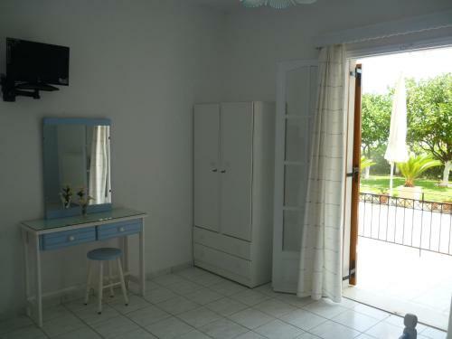 Makis Studios & Apartments