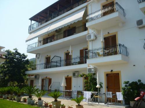 Makis Studios & Apartments