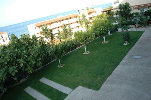 Makis Studios & Apartments