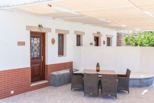 Hostal Alykes Studios