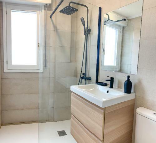 Acogedor Apartamento Con Terraza Y Parking Publico En Comillas