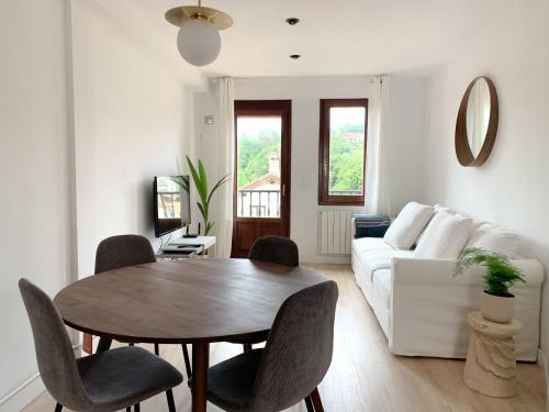 Acogedor Apartamento Con Terraza Y Parking Publico En Comillas