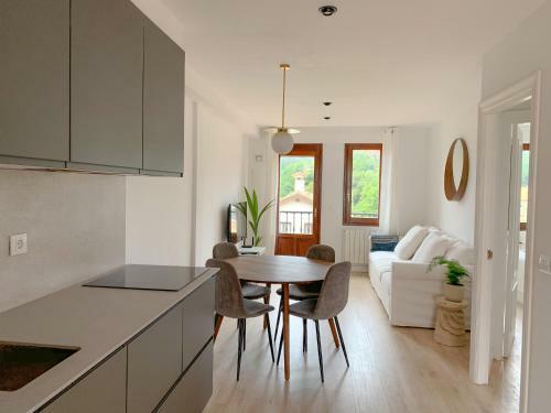 Acogedor Apartamento Con Terraza Y Parking Publico En Comillas