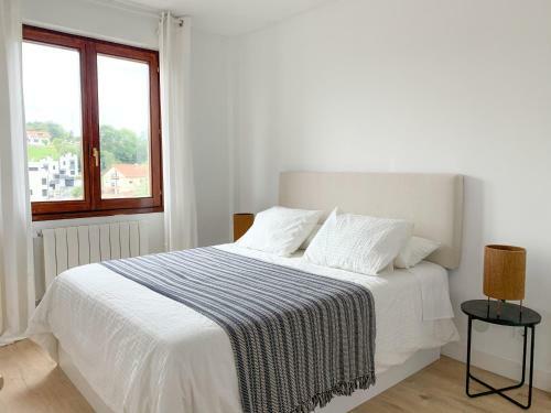 Acogedor Apartamento Con Terraza Y Parking Publico En Comillas