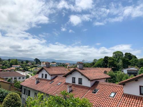 Acogedor Apartamento Con Terraza Y Parking Publico En Comillas