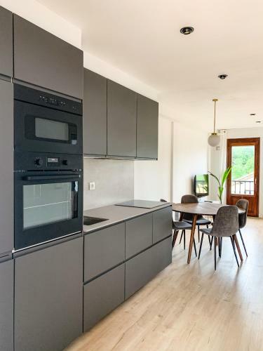 Acogedor Apartamento Con Terraza Y Parking Publico En Comillas