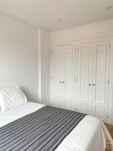 Acogedor Apartamento Con Terraza Y Parking Publico En Comillas