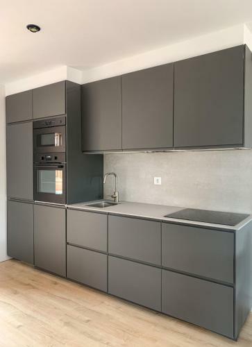 Acogedor Apartamento Con Terraza Y Parking Publico En Comillas