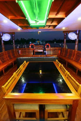 Pmc Houseboat
