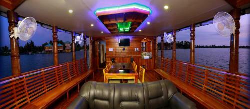 Pmc Houseboat