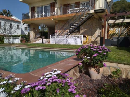 Sunny Holiday Home