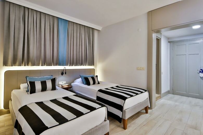 Hotel Crystal Flora Beach Resort