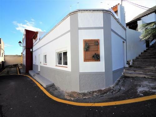 Beach House...el Gincho Garachico Three Minute Walk From El Gincho Beach.