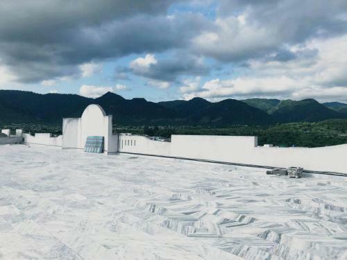 Stunning Hill View Apartment/ 2br/ Central City