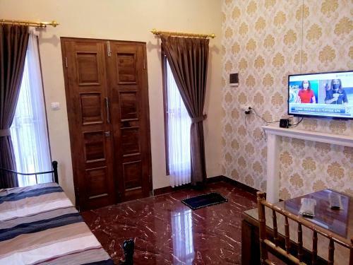 Hostal D'topadan Guest House