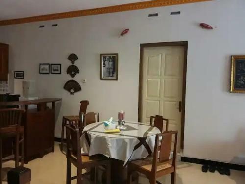 Hostal D'topadan Guest House