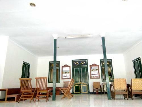 Hostal D'topadan Guest House
